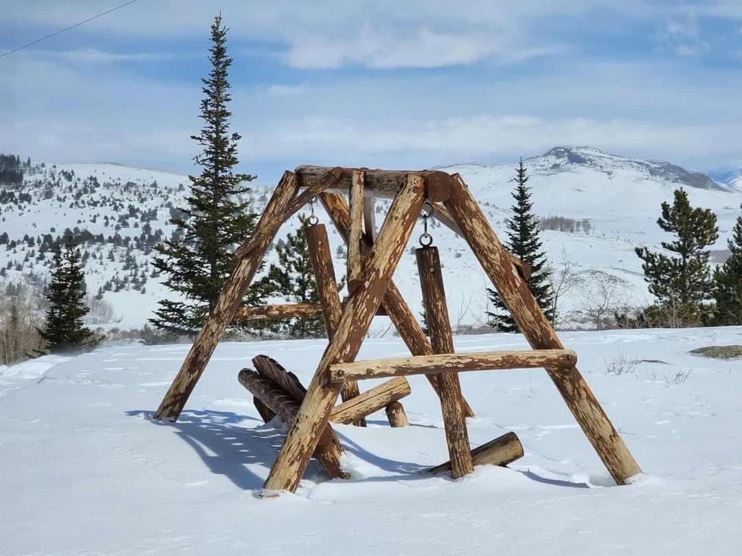 Red-Tail Roundhouse At 22 West Cabins And Recreation Hebron Екстериор снимка