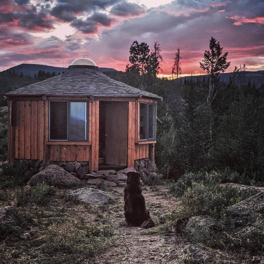 Red-Tail Roundhouse At 22 West Cabins And Recreation Hebron Екстериор снимка