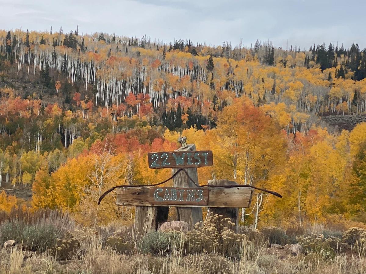 Red-Tail Roundhouse At 22 West Cabins And Recreation Hebron Екстериор снимка