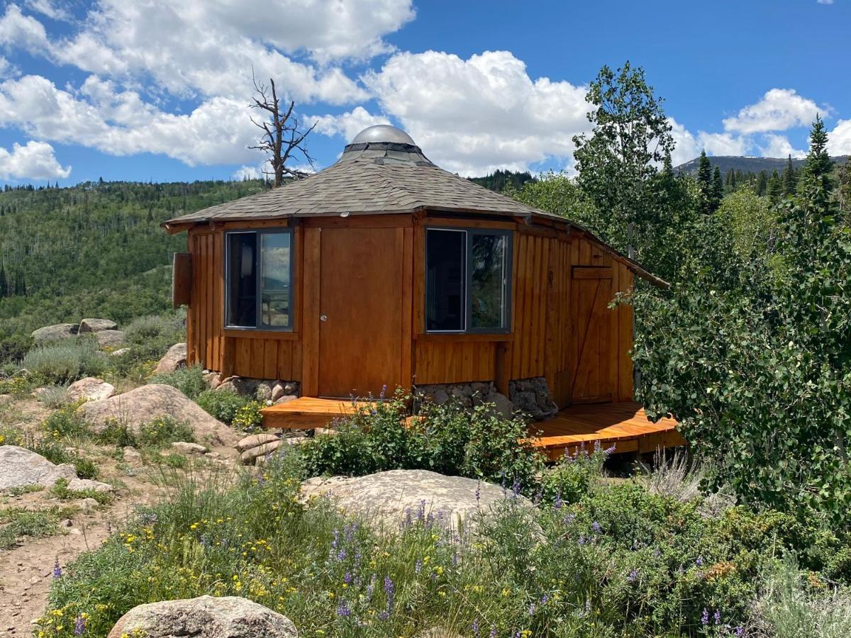 Red-Tail Roundhouse At 22 West Cabins And Recreation Hebron Екстериор снимка