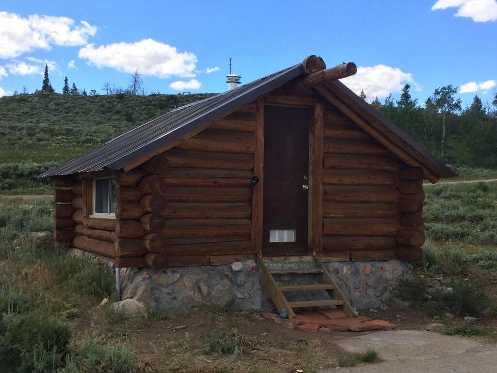 Red-Tail Roundhouse At 22 West Cabins And Recreation Hebron Екстериор снимка