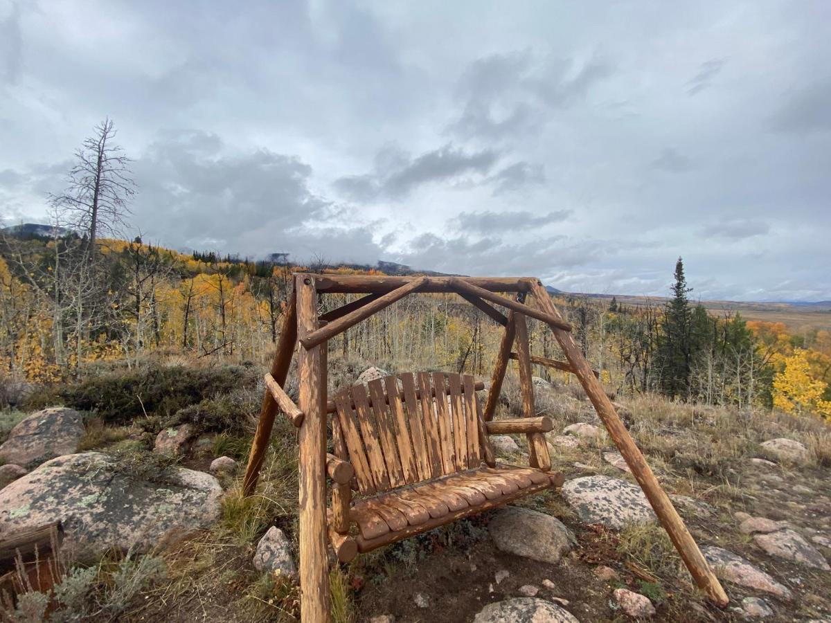 Red-Tail Roundhouse At 22 West Cabins And Recreation Hebron Екстериор снимка