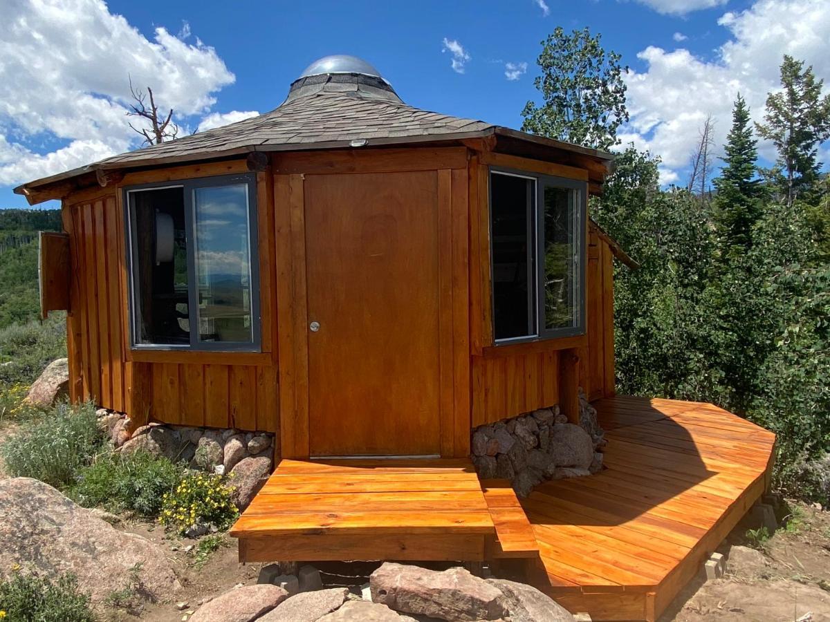 Red-Tail Roundhouse At 22 West Cabins And Recreation Hebron Екстериор снимка