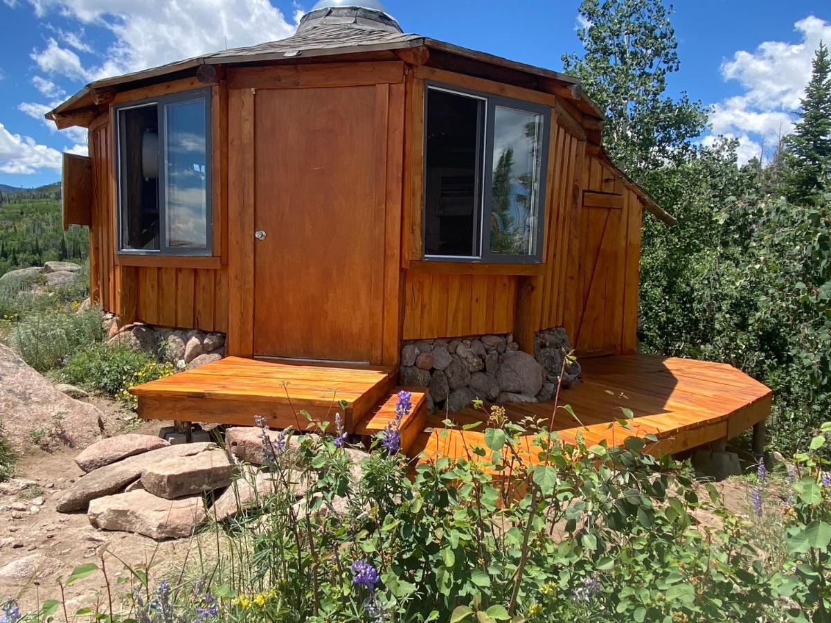 Red-Tail Roundhouse At 22 West Cabins And Recreation Hebron Екстериор снимка