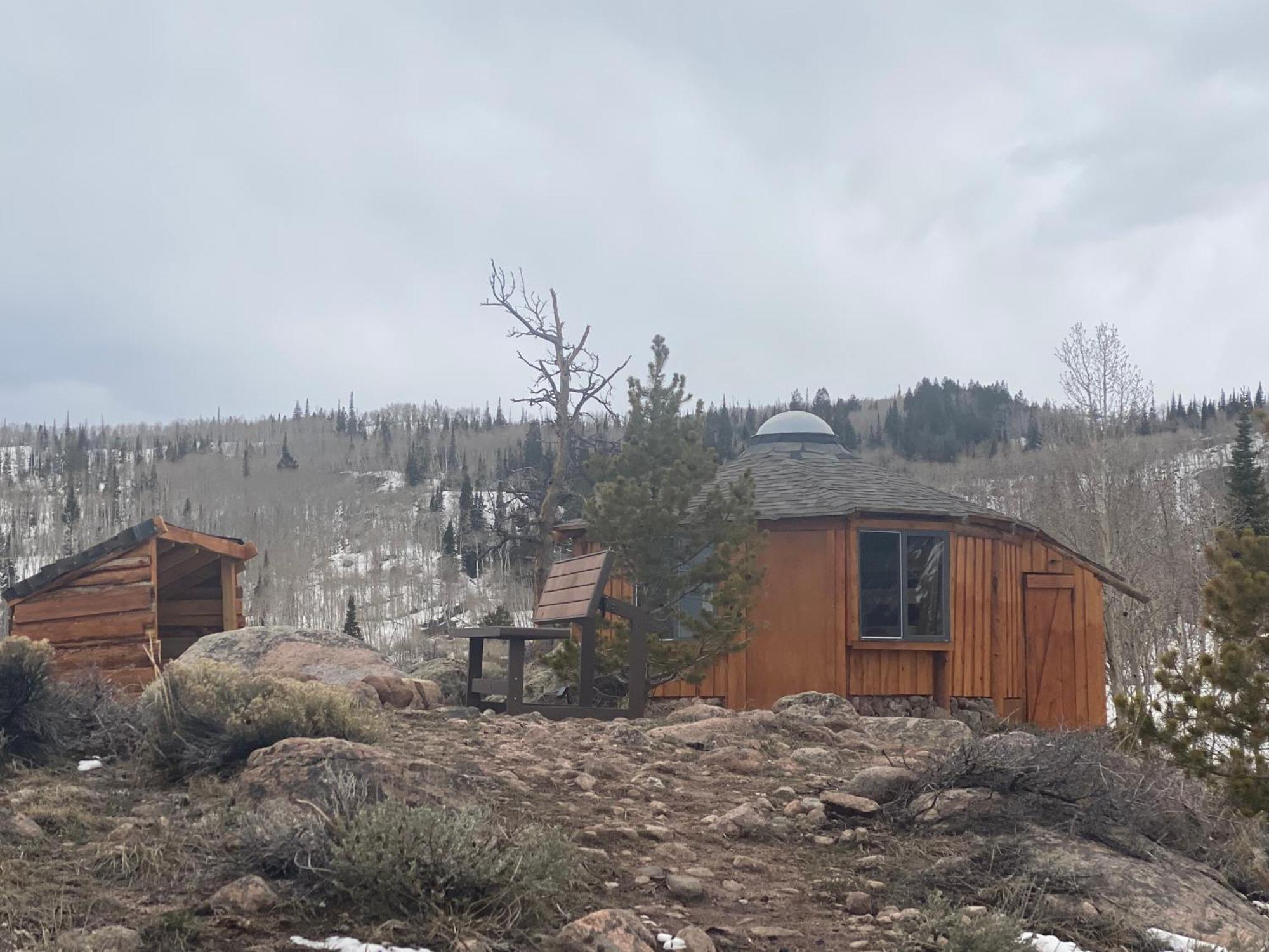 Red-Tail Roundhouse At 22 West Cabins And Recreation Hebron Екстериор снимка