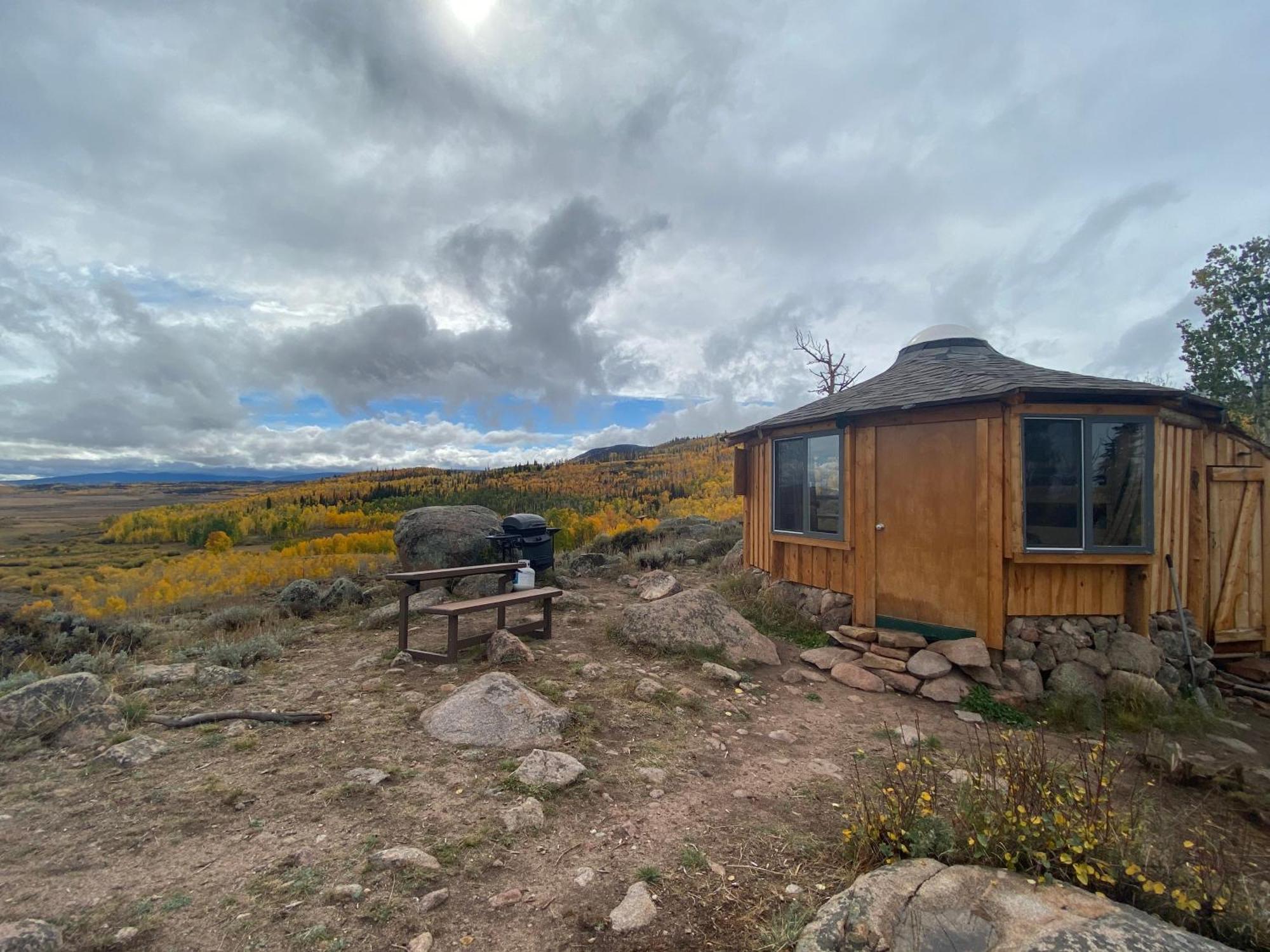 Red-Tail Roundhouse At 22 West Cabins And Recreation Hebron Екстериор снимка